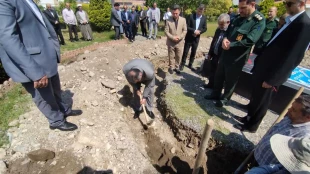  کلنگ  ساخت المان مزار شهید خوشنام  دانشکده فنی و حرفه ای محمودآباد با حضور مسئولین شهرستانی و استانی به زمین خورد. 4