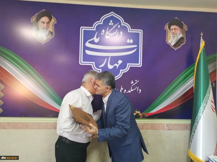 تجلیل دکتر حیدری تبار از ناخدا اصفهانیان 3